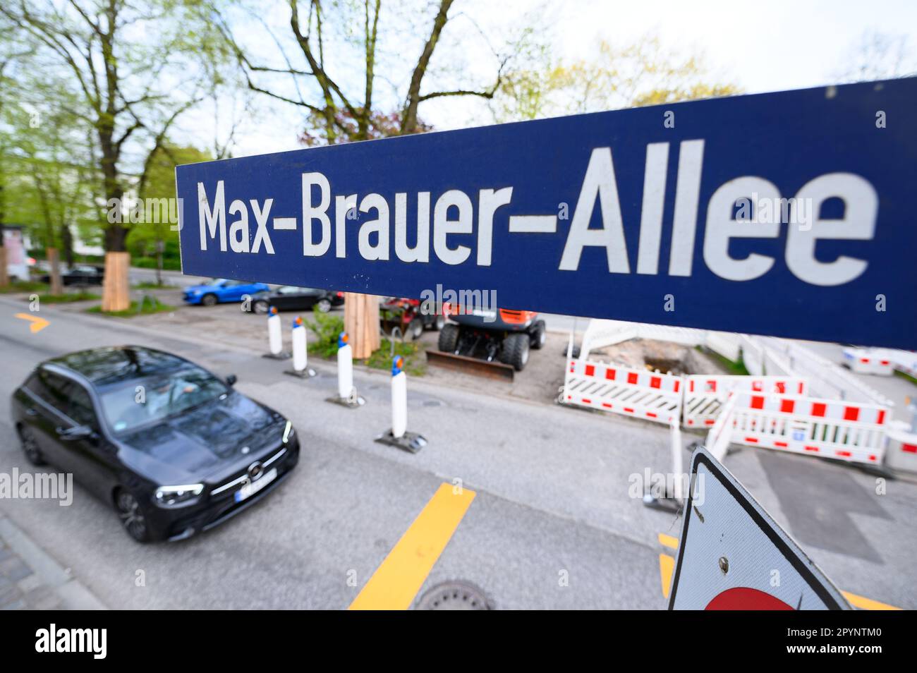 Hambourg, Allemagne. 04th mai 2023. Un panneau de rue sur Max-Brauer-Allee. L'interdiction de conduire des véhicules diesel pour le contrôle de la pollution de l'air sur le Max-Brauer-Allee de Hambourg devrait tomber cette année. Credit: Jonas Walzberg/dpa/Alay Live News Banque D'Images