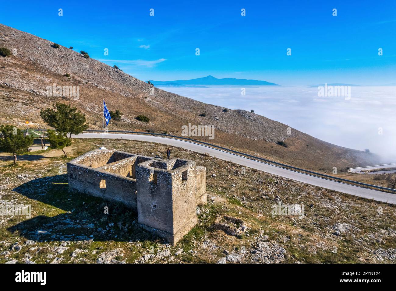 La vue depuis la colline Lousfaki quand la ville de Tirnavos et les grandes plaines de Larissa sont couvertes de brouillard. Larissa, Thessalie, Grèce Banque D'Images