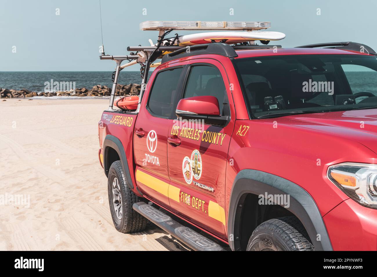 Camion de sauveteur rouge sur la plage de Venise à Venise, Los Angeles, États-Unis. Voiture Red Baywatch exploitée par le service des incendies du comté de Los Angeles. Banque D'Images