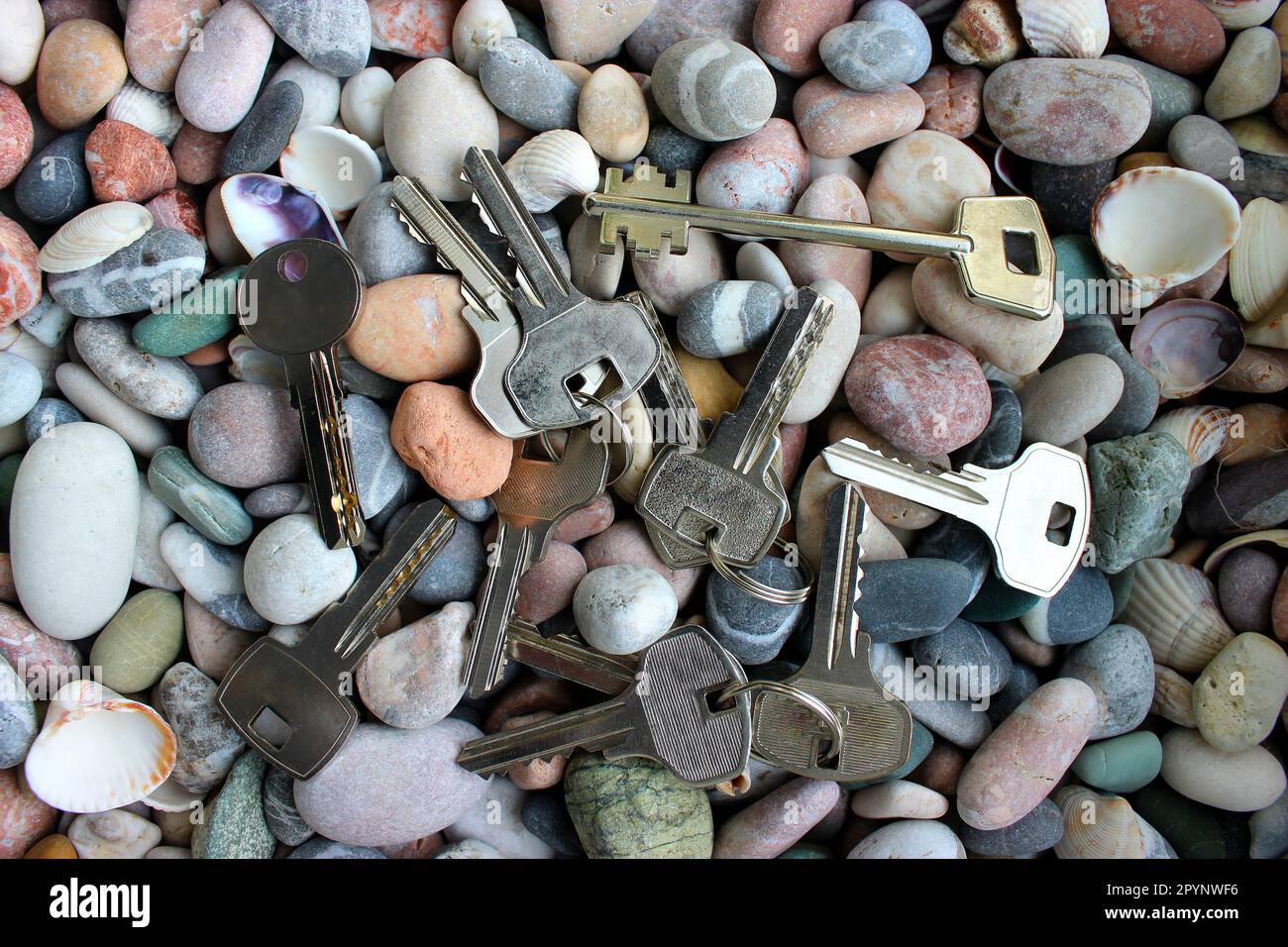 Un modèle de différents types de clés des serrures disposées sur des pierres vue de dessus Banque D'Images