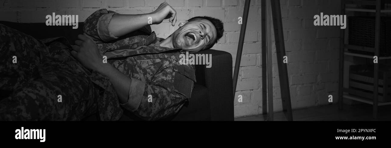 photo en noir et blanc d'un militaire anxieux criant tout en souffrant de trouble de stress post-traumatique, bannière, image de stock Banque D'Images