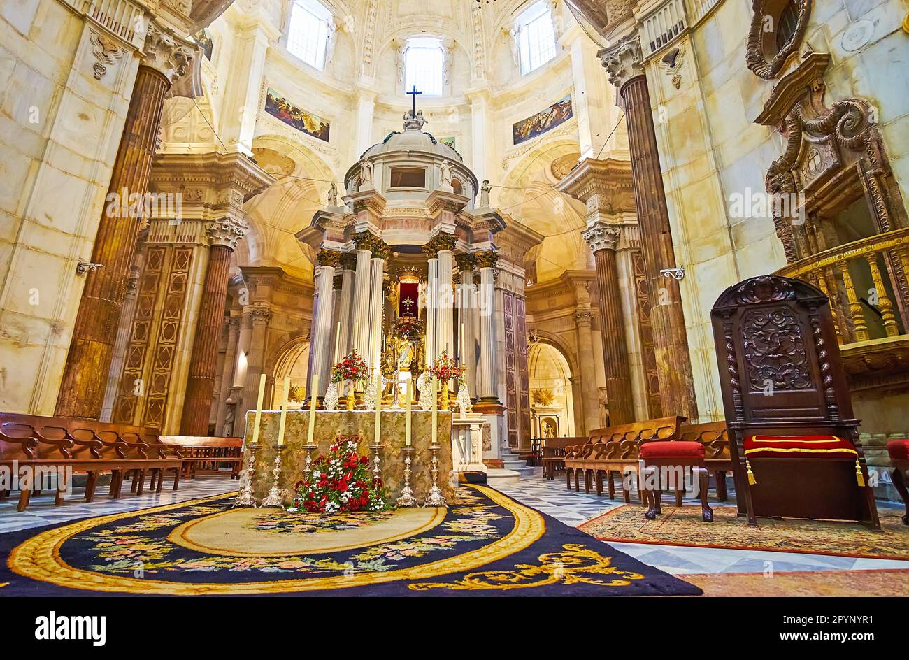 CADIX, ESPAGNE - 21 SEPTEMBRE 2019 : la chapelle principale (Capilla Mayor) de la cathédrale de Cadix avec de hautes colonnes en pierre, sculptures et sculptures, le 21 septembre à Cadix Banque D'Images