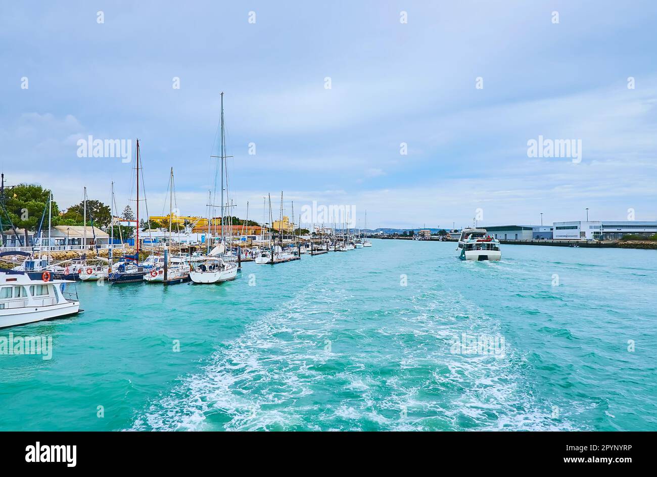 Le voyage en ferry le long de la rivière Guadalete avec une vue sur de nombreux yachts et bateaux à moteur, amarrés aux chantiers navals de yacht club, El Puerto, Espagne Banque D'Images