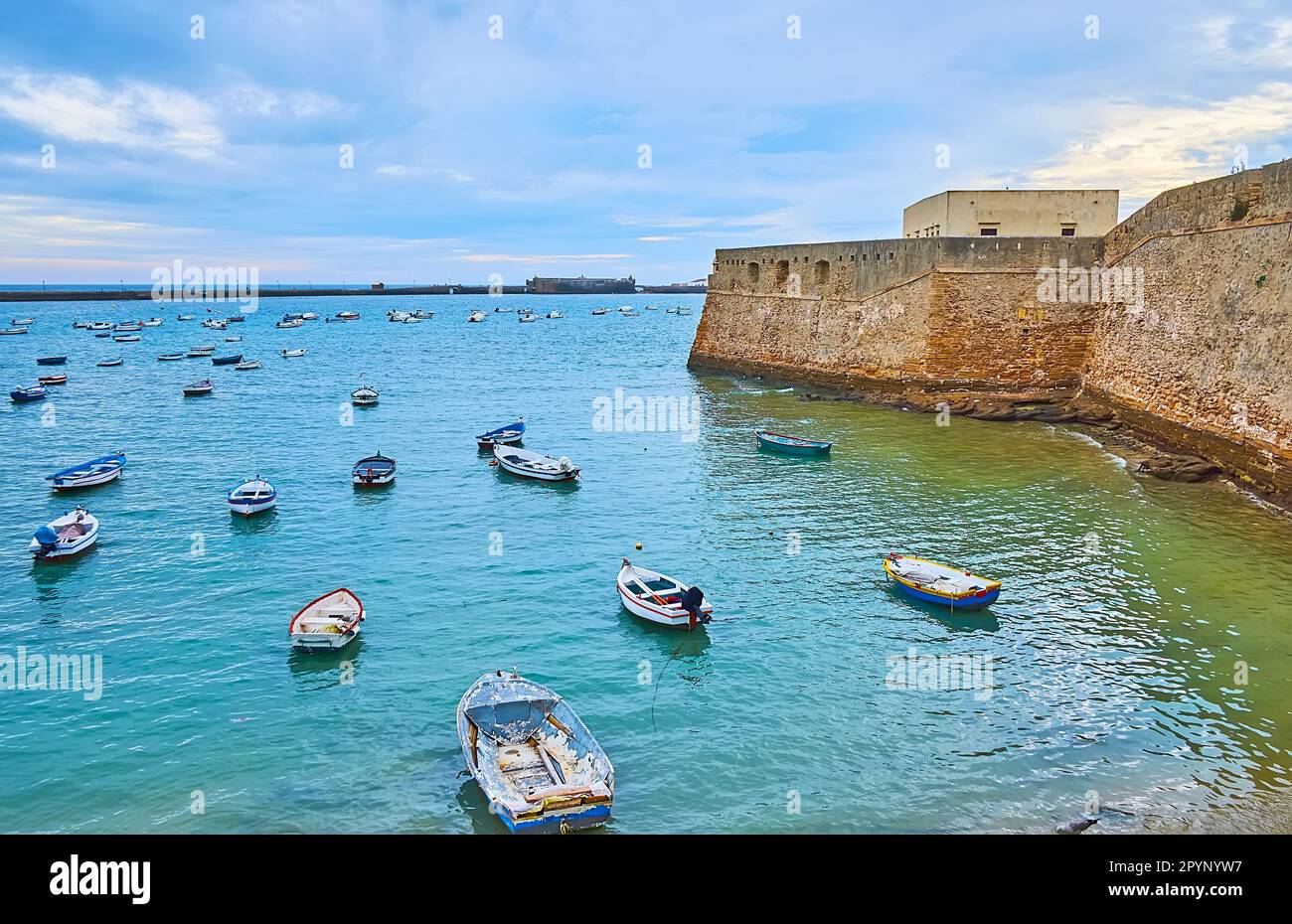 Les petits bateaux sur la plage de la Caleta contre les châteaux médiévaux de San Sebastian et de Santa Catalina, Costa de la Luz, Cadix, Espagne Banque D'Images