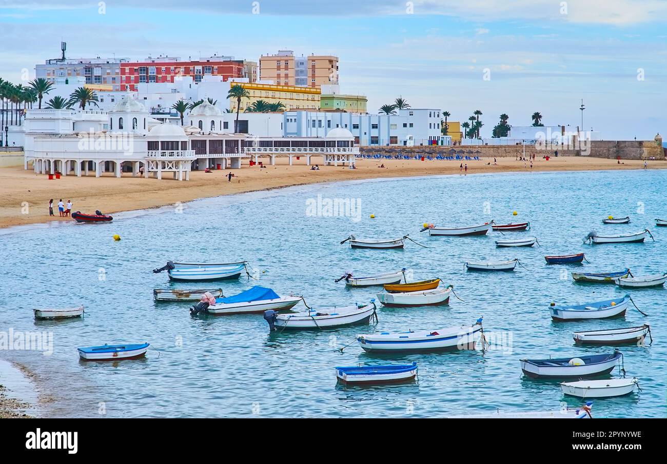 Les petits bateaux de pêche sur les rives de la plage de la Caleta, Costa de la Luz, Cadix, Espagne Banque D'Images