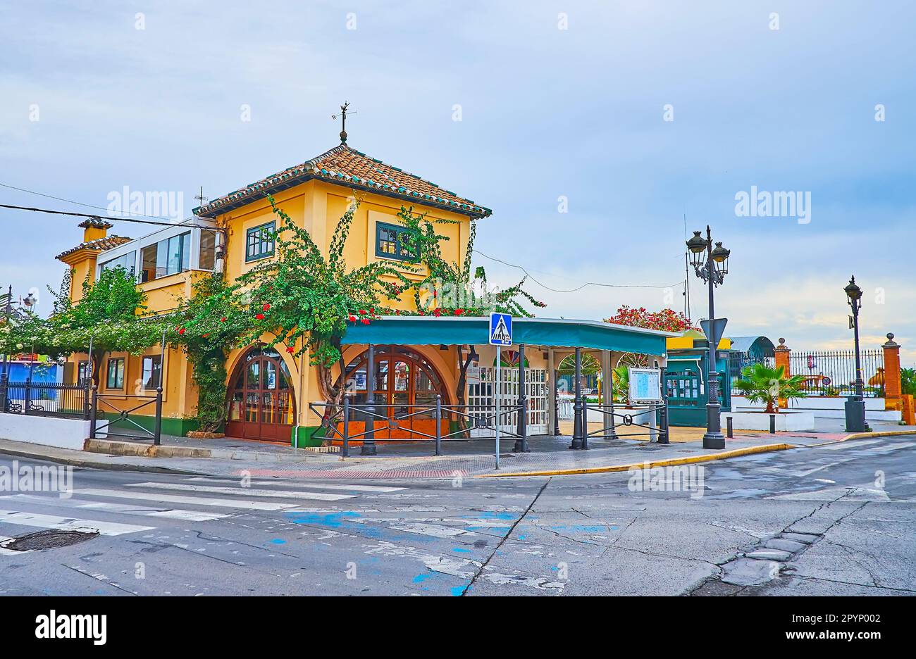 La belle façade du bar à tapas vintage, situé sur la Plaza de las Galeras Reales et décoré avec des buissons fleuris, El Puerto, Espagne Banque D'Images