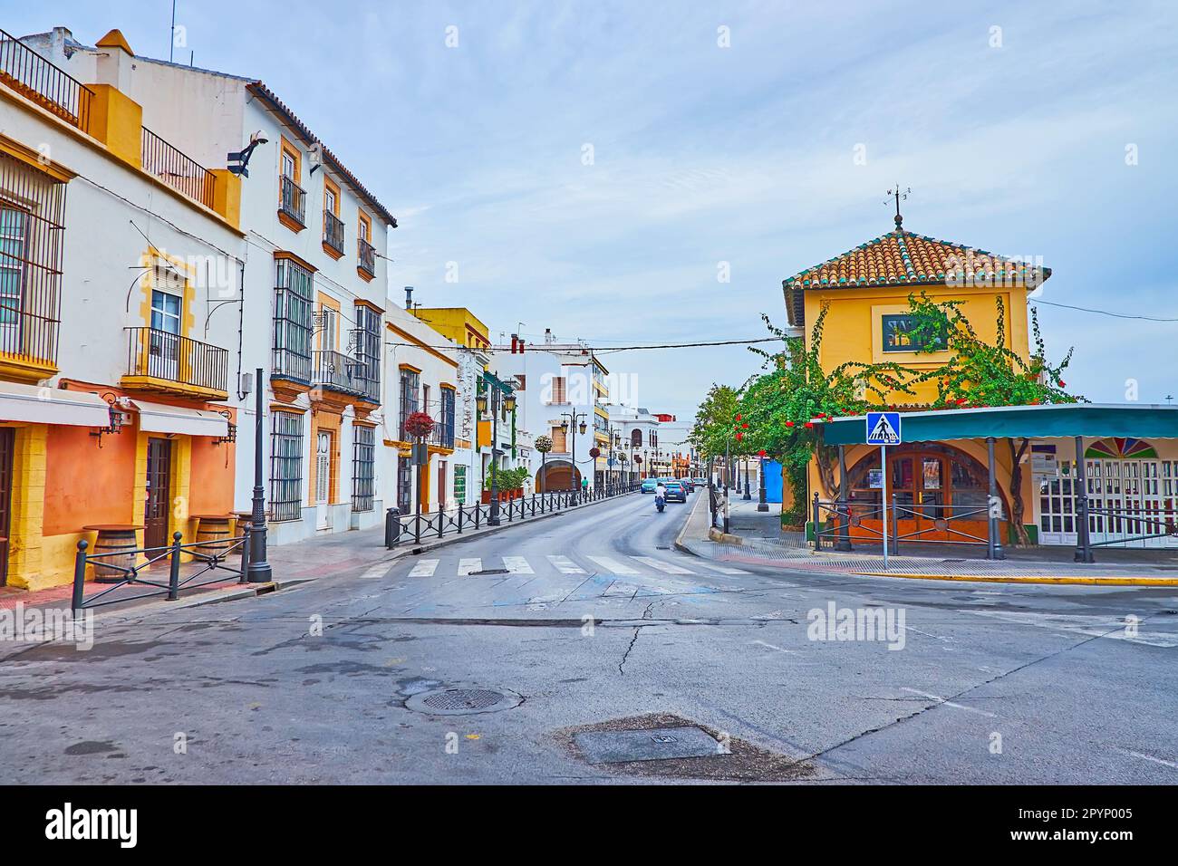 Le paysage urbain de la vieille ville de la Plaza de las Galeras Reales, observant les maisons d'époque dense de Calle Ribera del Marisco, El Puerto, Espagne Banque D'Images