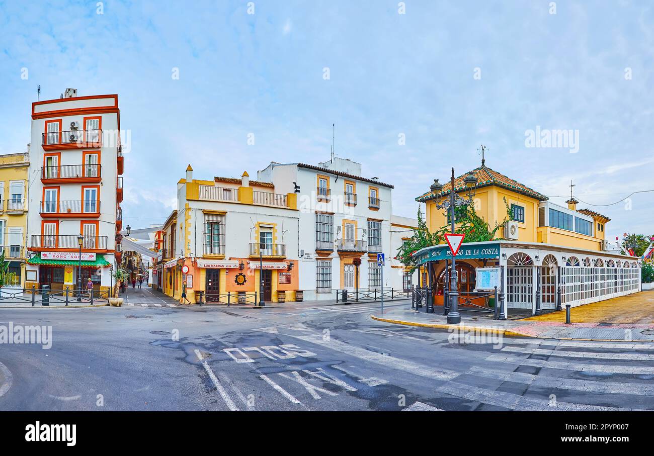 EL PUERTO, ESPAGNE - 21 SEPT, 2019: Panorama de l'ancienne Plaza de las Galeras Reales place avec logement historique, petits bars et cafés, le 21 sept à El Banque D'Images