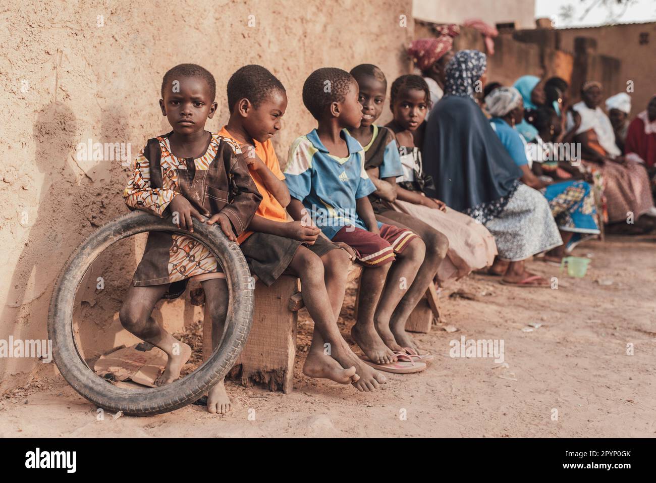 Ouagadougou, Burkina Faso. Décembre 2017. Certaines femmes du service de santé montrent aux villageois comment prévenir le paludisme Banque D'Images