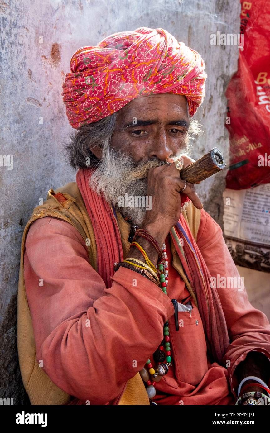 Un Saddhu fumant un chillum à Pushkar, Rajasthan, Inde Banque D'Images