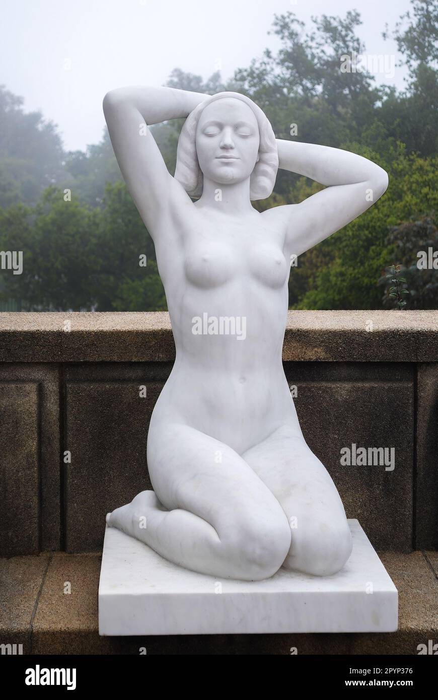 Gros plan d'une sculpture en bronze d'une figure femelle assise, son visage regardant sur le côté avec une expression sereine Banque D'Images