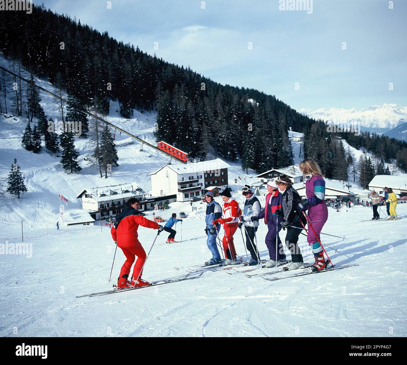 Autriche. Tyrol. École de ski sur les pistes au-dessus de Lizum. Banque D'Images