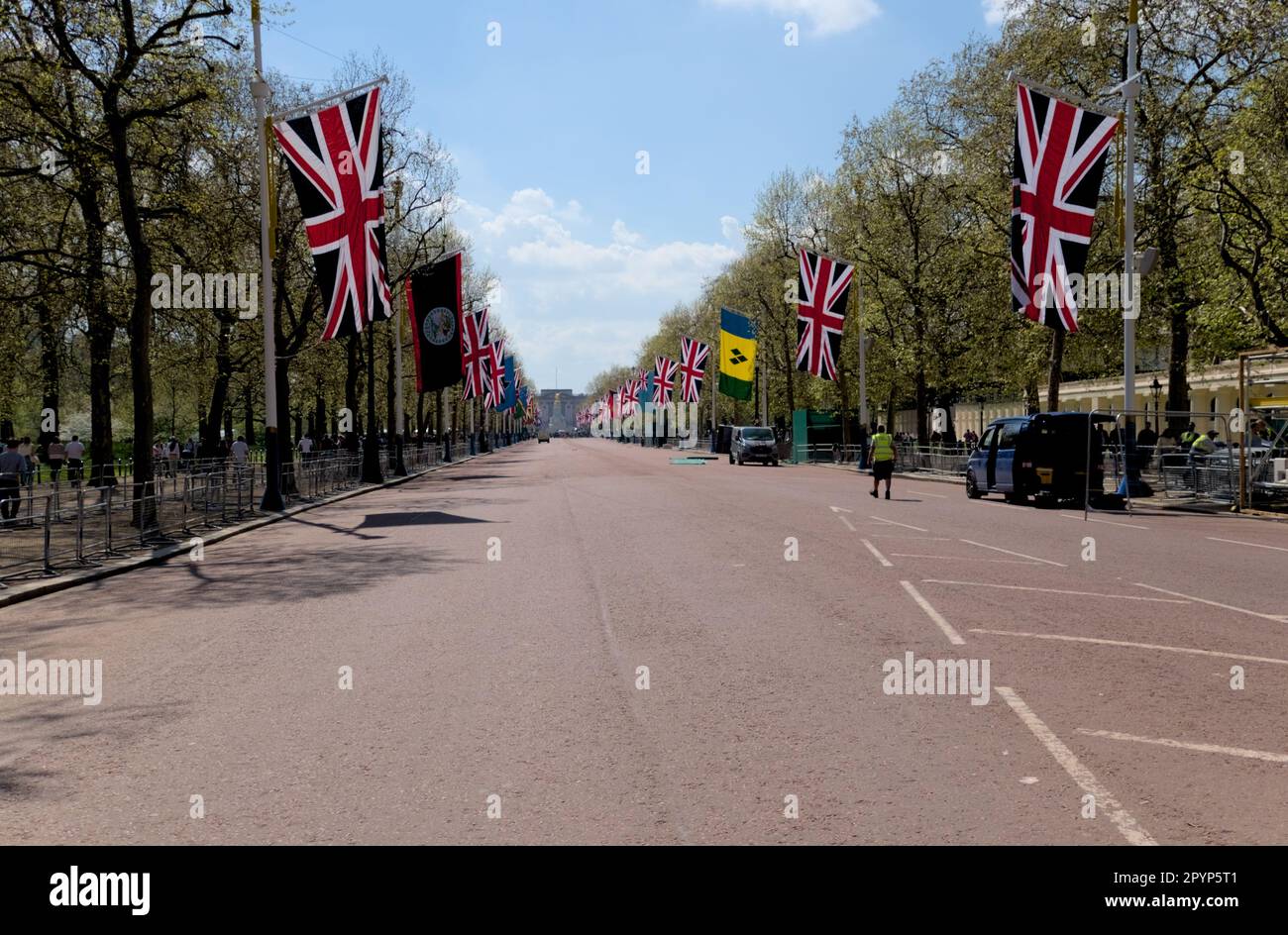 Vue sur le Mall en direction de Buckingham Palace à Londres, Royaume-Uni. Les drapeaux volent en préparation pour le couronnement du roi Charles III Banque D'Images