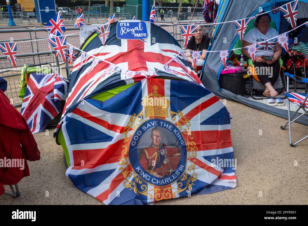 Londres, Royaume-Uni. 4 mai 2023. Les supers royaux arrivent tôt dans le Mall et campent devant le couronnement du roi Charles III et de la reine Camilla le 6 mai. Credit: Stephen Chung / Alamy Live News Banque D'Images