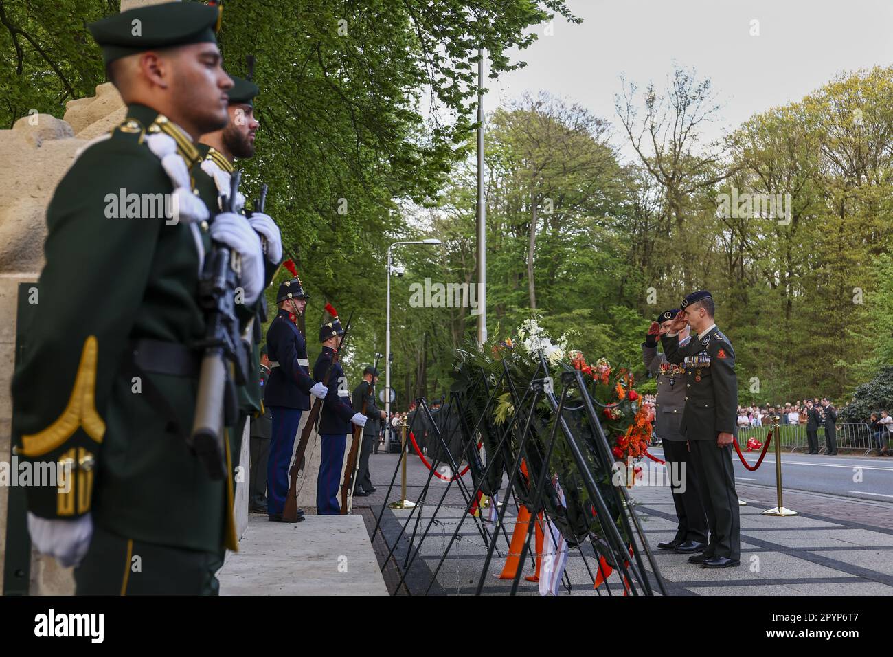 RHENEN - 04/05/2023, Un soldat allemand et néerlandais du premier corps d'armée germano-hollandais (1 GNC) a déposé une couronne pendant la journée militaire nationale du souvenir au champ d'honneur militaire de Grebbeberg. ANP VINCENT JANNINK pays-bas sortie - belgique sortie Banque D'Images