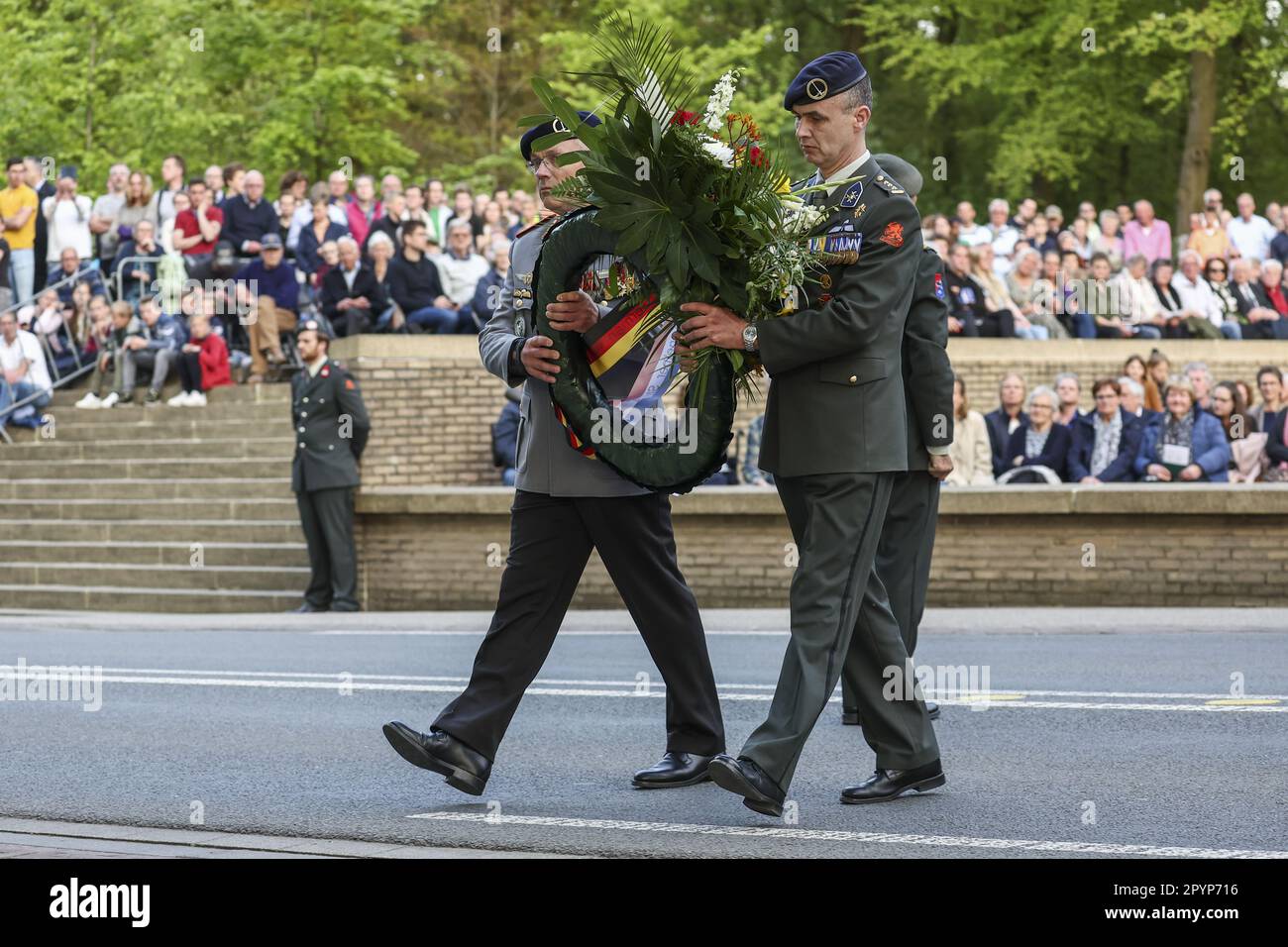 RHENEN - 04/05/2023, Un soldat allemand et néerlandais du premier corps d'armée germano-hollandais (1 GNC) a déposé une couronne pendant la journée militaire nationale du souvenir au champ d'honneur militaire de Grebbeberg. ANP VINCENT JANNINK pays-bas sortie - belgique sortie Banque D'Images