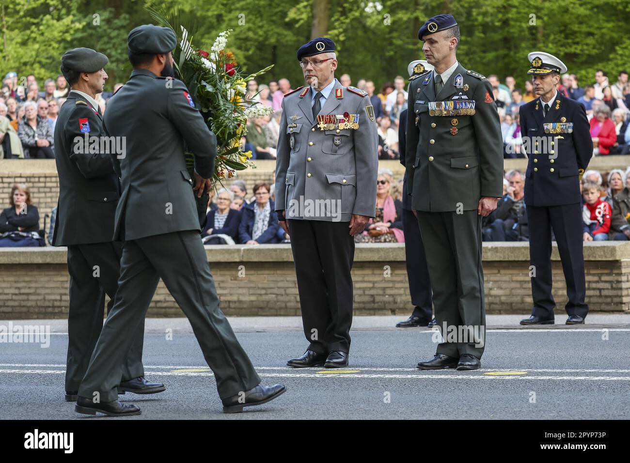 RHENEN - 04/05/2023, Un soldat allemand et néerlandais du premier corps d'armée germano-hollandais (1 GNC) a déposé une couronne pendant la journée militaire nationale du souvenir au champ d'honneur militaire de Grebbeberg. ANP VINCENT JANNINK pays-bas sortie - belgique sortie Banque D'Images