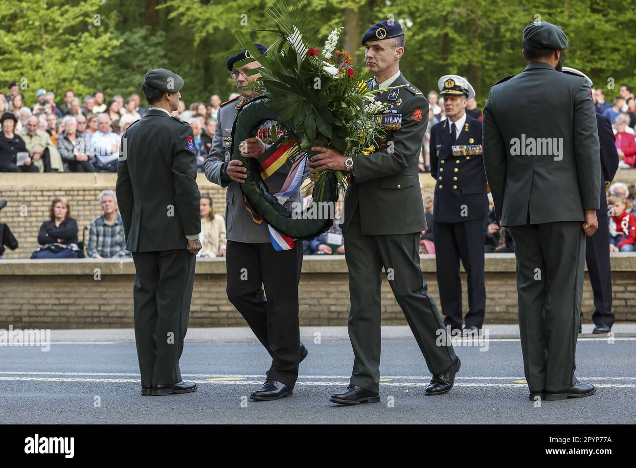 RHENEN - 04/05/2023, Un soldat allemand et néerlandais du premier corps d'armée germano-hollandais (1 GNC) a déposé une couronne pendant la journée militaire nationale du souvenir au champ d'honneur militaire de Grebbeberg. ANP VINCENT JANNINK pays-bas sortie - belgique sortie Banque D'Images