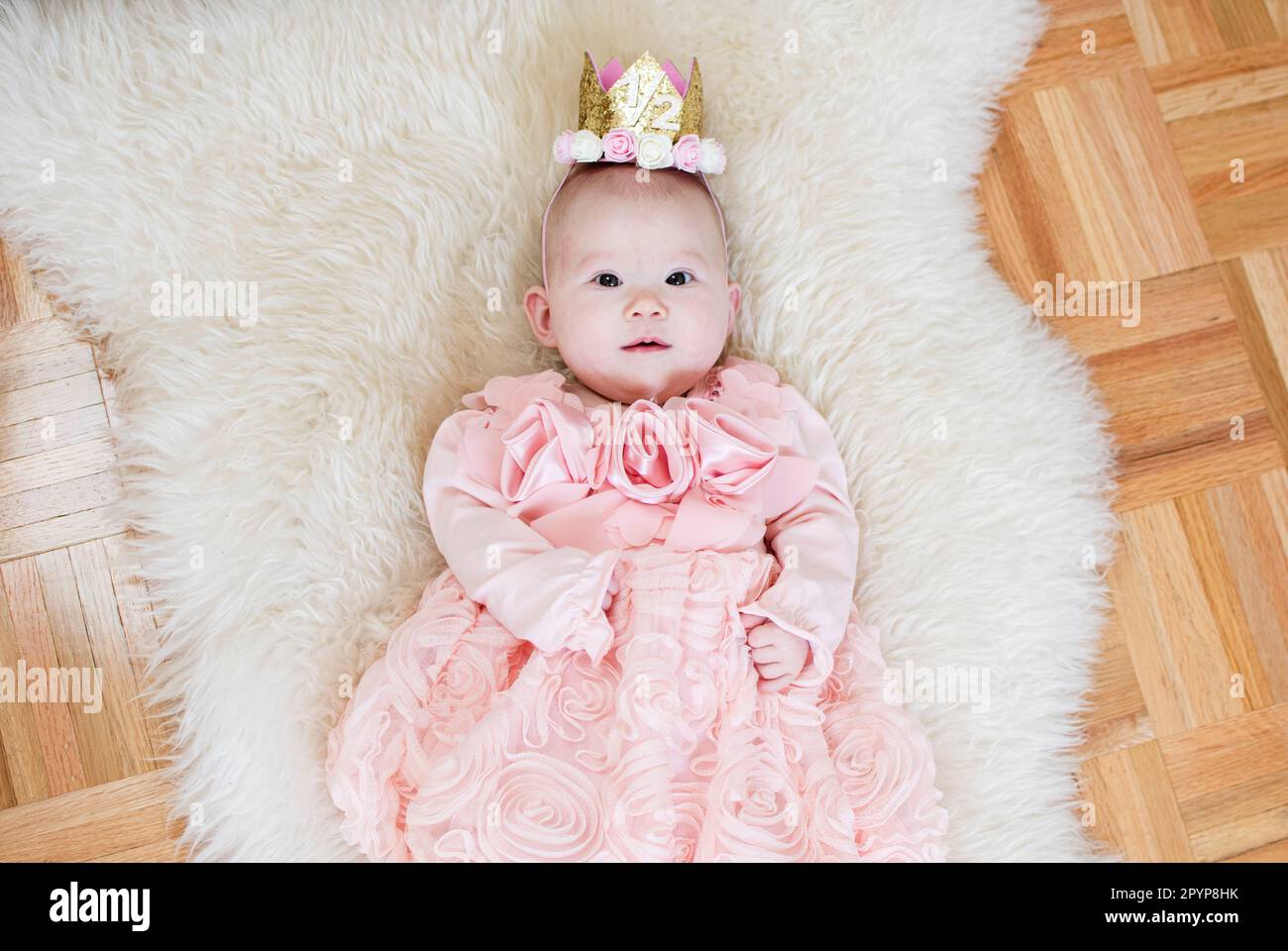 bébé fille de 6 mois. Demianniversaire. Joyeux anniversaire, princesse. Adorable petite fille