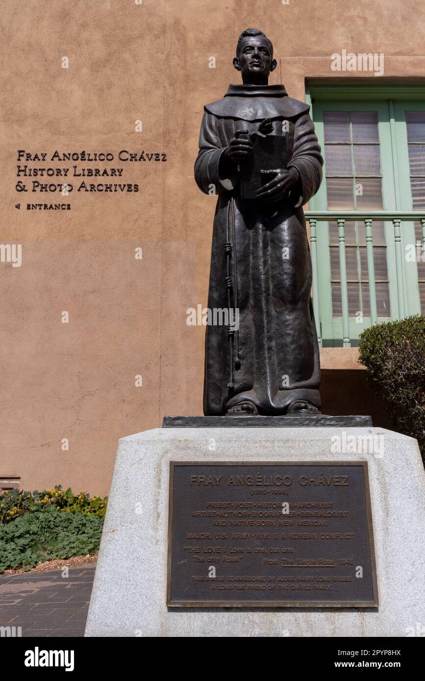 Statue de bronze de Fray Angelico Chavez par l'artiste Donna Quasthoff en face du Musée d'histoire du Nouveau-Mexique, juste à côté de la plaza à Santa Fe, Nouveau-Mexique, États-Unis. Banque D'Images