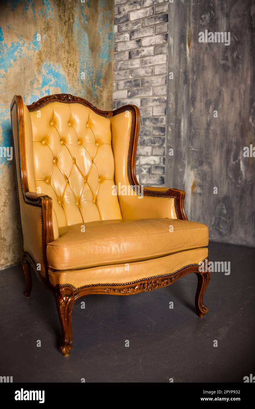 Chaise en bois de luxe avec cuir beige. Fauteuil ancien isolé sur fond de  béton.Design élégant.style royal classique de luxe Photo Stock - Alamy