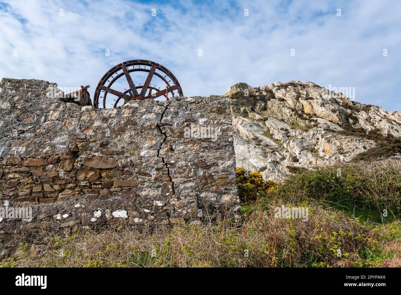 Ancienne maison sinueuse sur la colline au-dessus de Porth Wen brickworks près d'Amlwch sur la côte nord d'Anglesey, au nord du pays de Galles. Banque D'Images