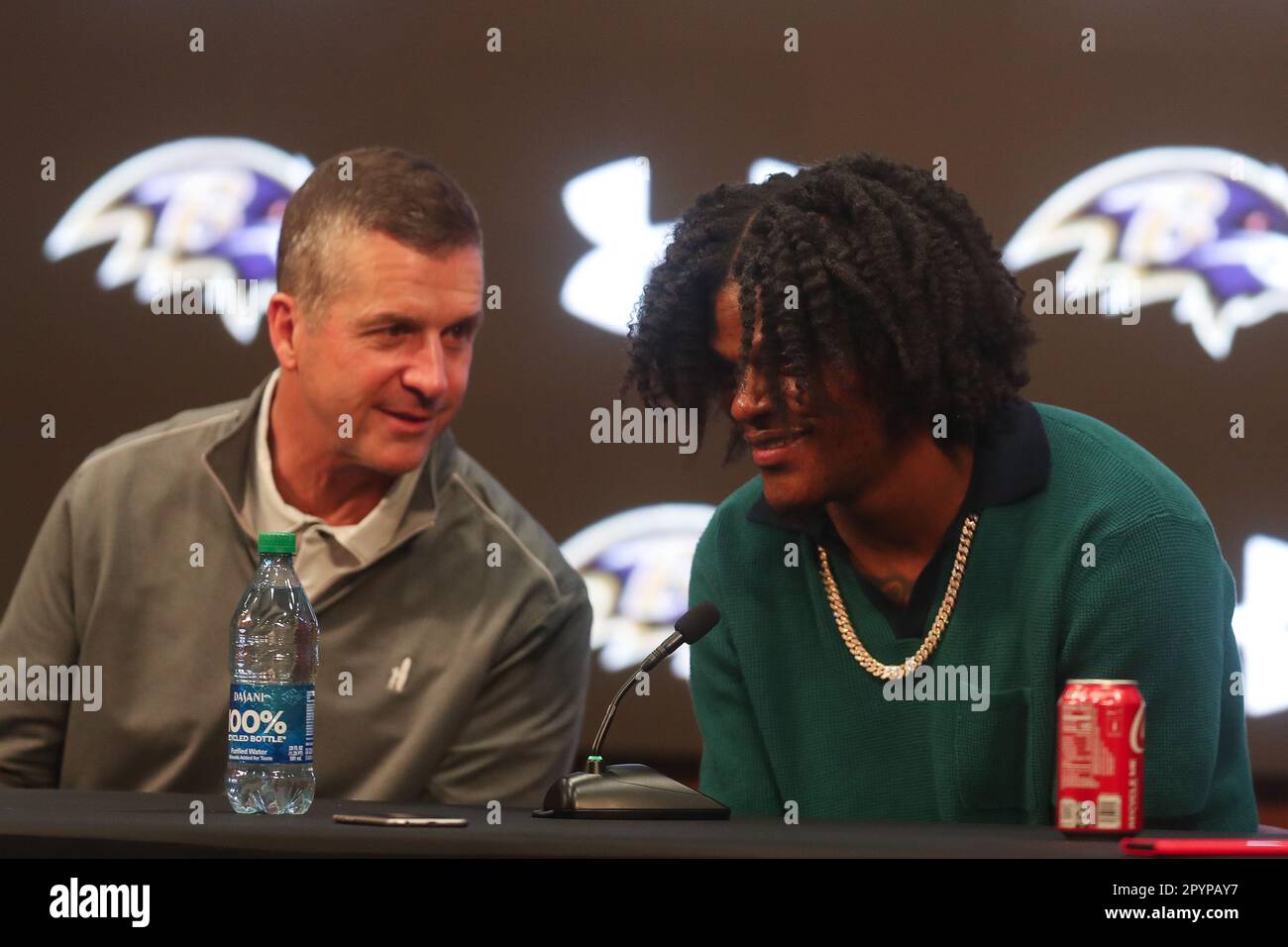 Owings Mills, MD, États-Unis. 4th mai 2023. Baltimore Ravens QB Lamar Jackson participe à une conférence de presse en compagnie de John Harbaugh, entraîneur-chef de Baltimore Ravens, au Under Armor Performance Center, à Owings Mills, Maryland. Photo/ Mike Buscher/Cal Sport Media/Alamy Live News Banque D'Images