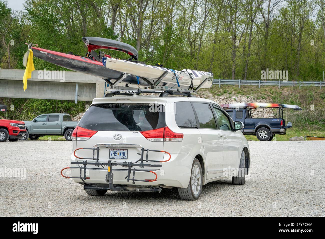 Lamine, Mo, Etats-Unis - 22 avril 2023: Toyota Sienna monospace avec des bateaux de course sur les toitures, Epic Surfski et le canoë-outrigger après une course sur la rivière Lamine Banque D'Images