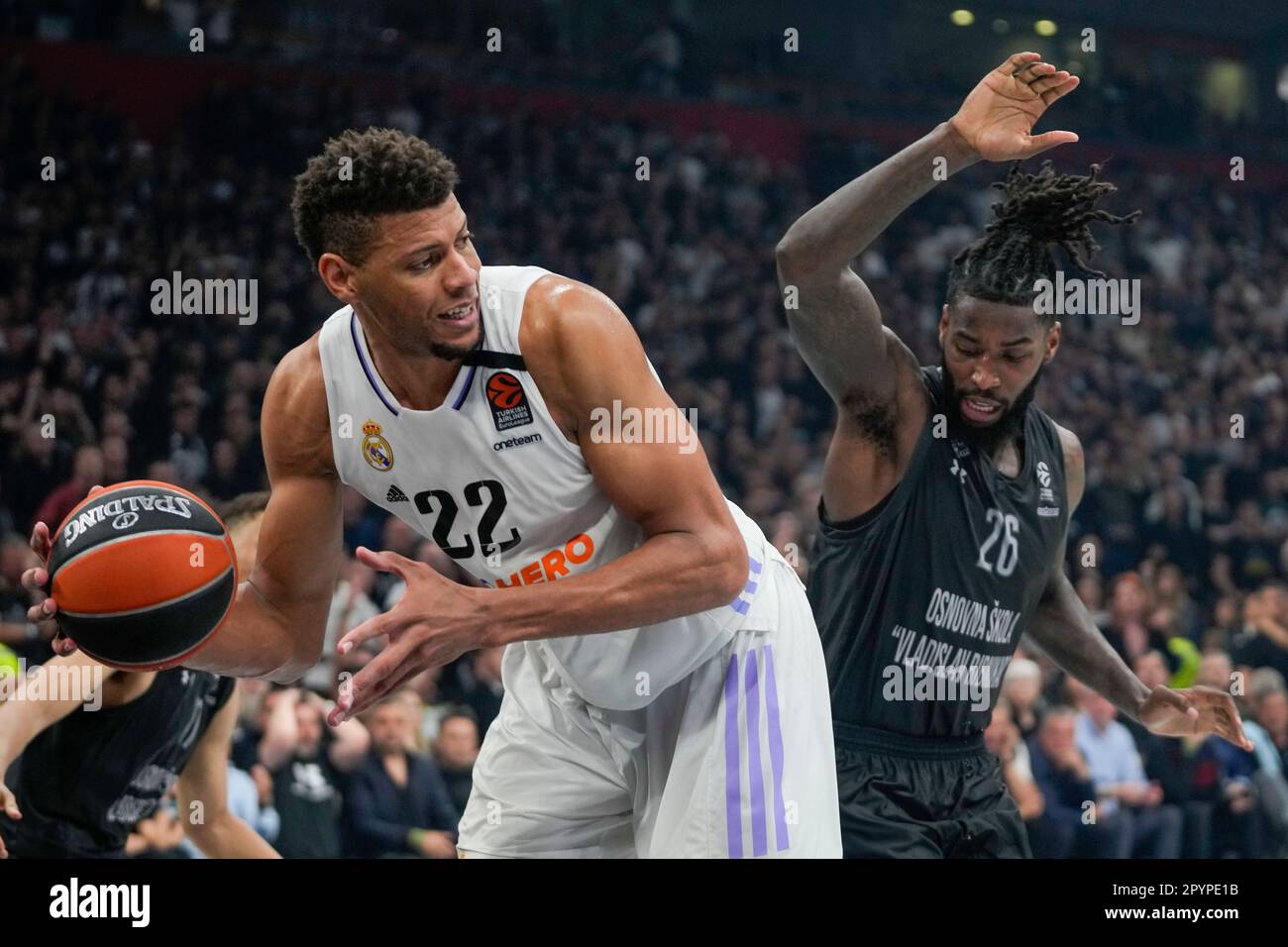 Real Madrid's Walter Tavares, left, drives to the basket as Partizan's Mathias Lessort tries to block him during the Euroleague basketball match between Partizan and Real Madrid, in Belgrade, Serbia, Thursday, May 4, 2023. (AP Photo/Darko Vojinovic) Banque D'Images