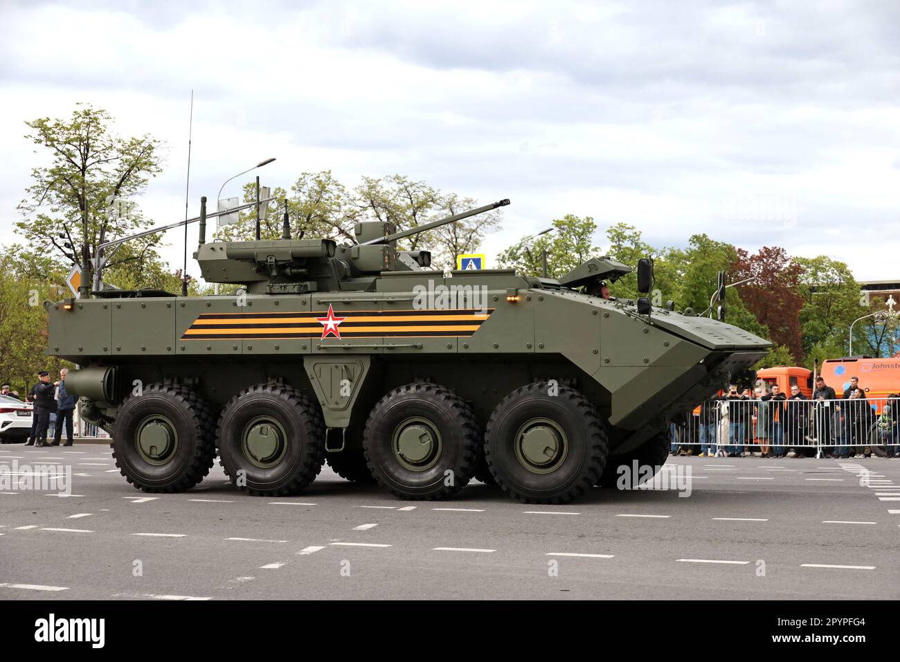 Moscou, Russie - Mai 2023 : le porteur blindé russe Boomerang sur la rue Tverskaya lors d'une répétition de la parade de la victoire Banque D'Images