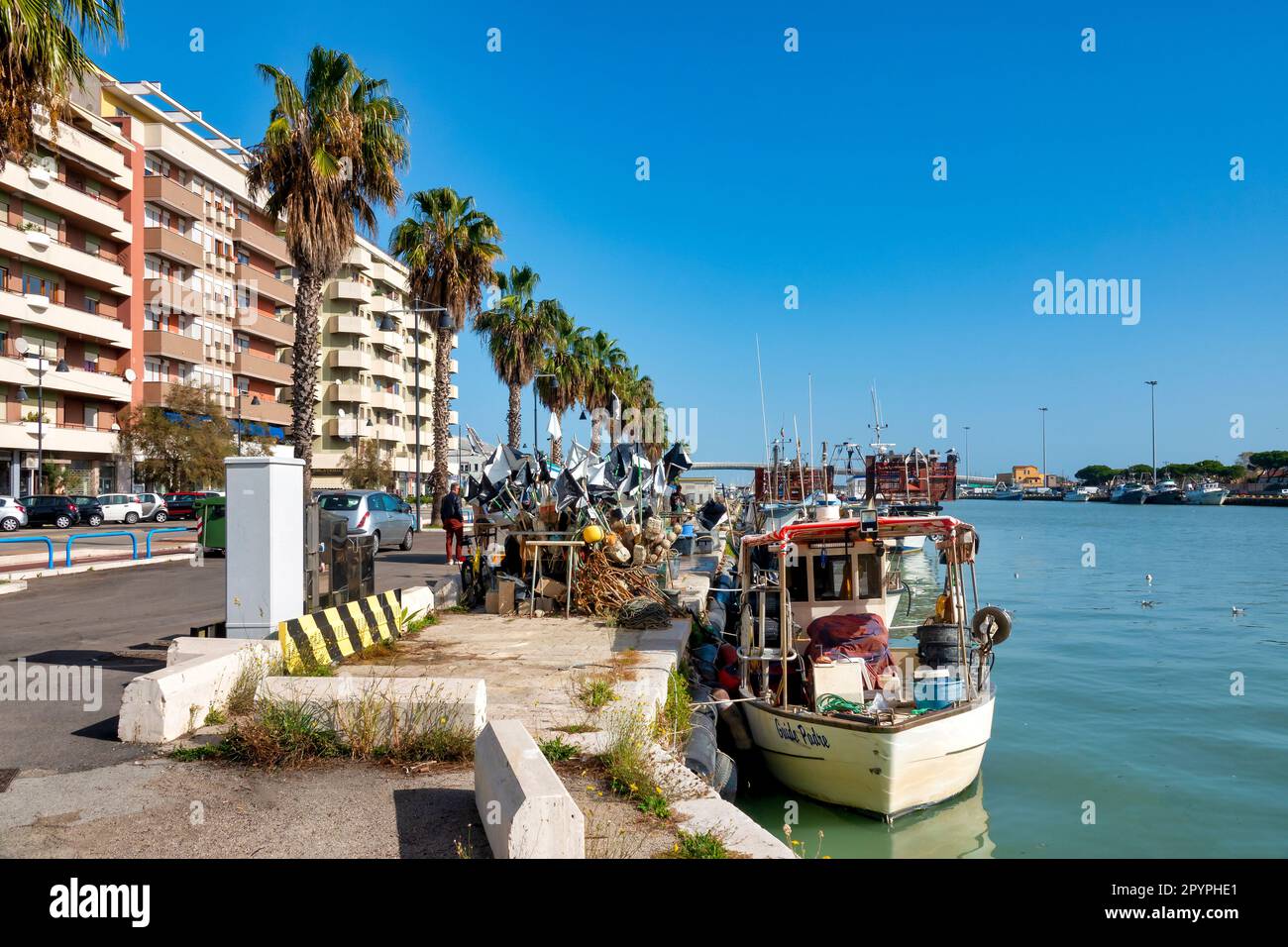 Bateaux sur les rives de la rivière Pescara, Pescara, Italie Banque D'Images