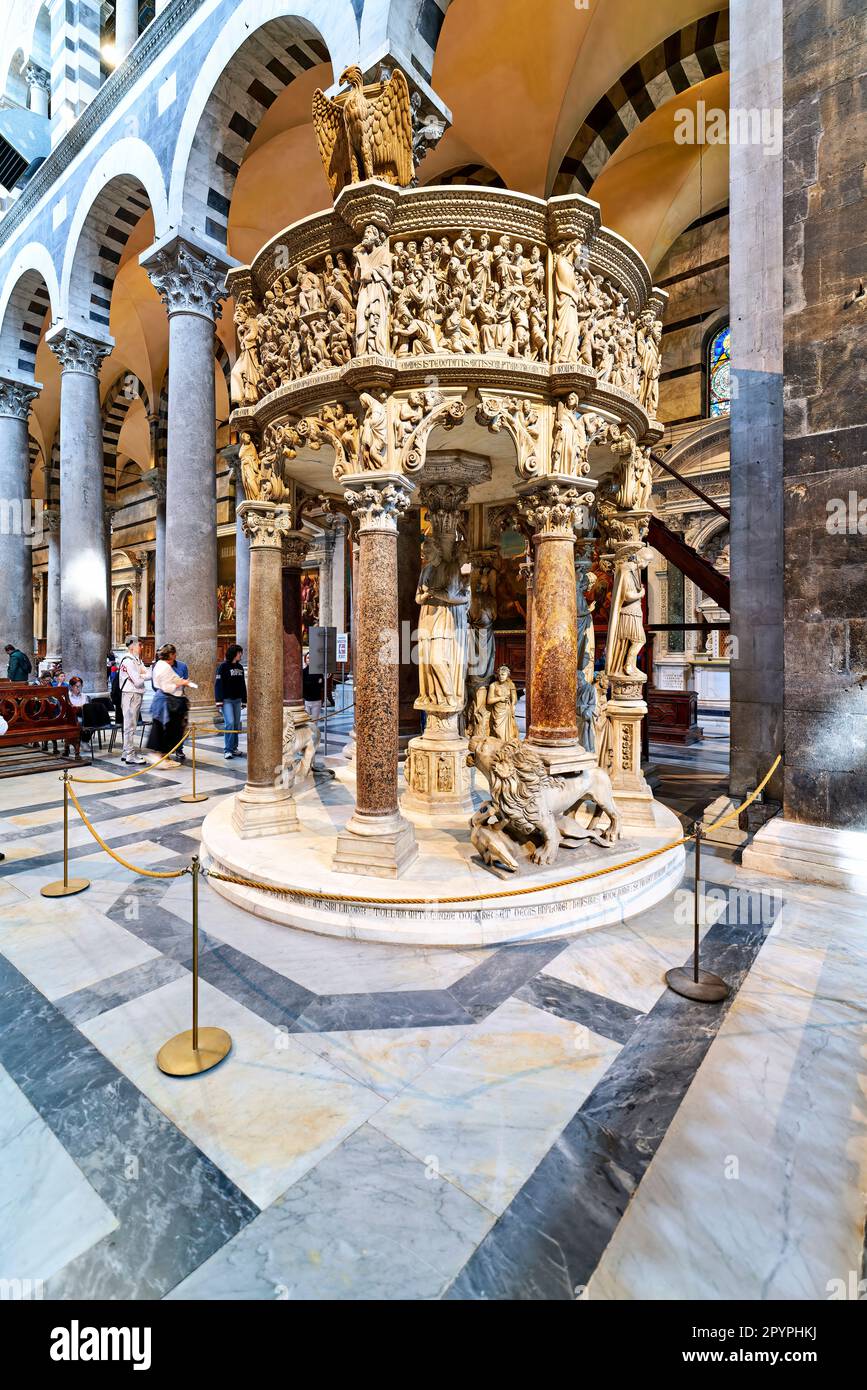 Pise Toscane Italie. La chaire sculptée par Giovanni Pisano à l'intérieur de la cathédrale Banque D'Images