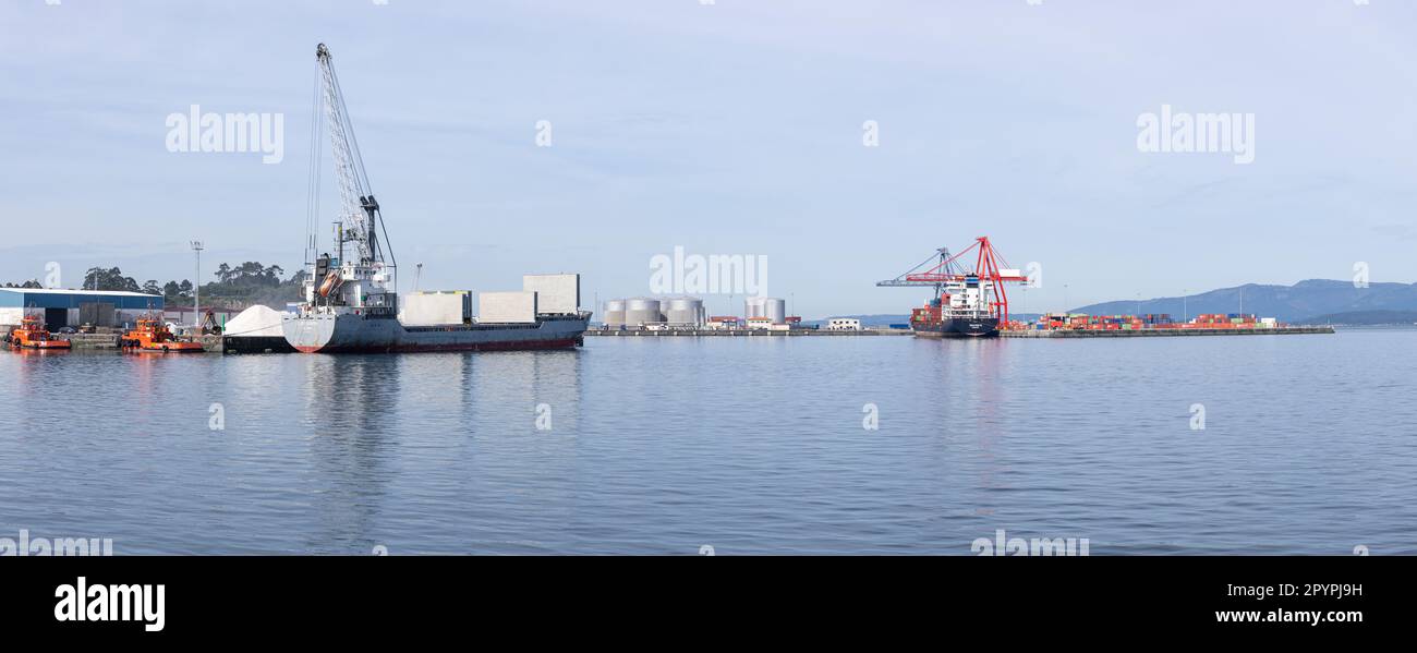 Vilagarcia de Arousa, Espagne; 4 mai 2023: Vue panoramique du port de cargaison de Vilagarcia de Arousa, Pontevedra, Espagne par temps ensoleillé Banque D'Images