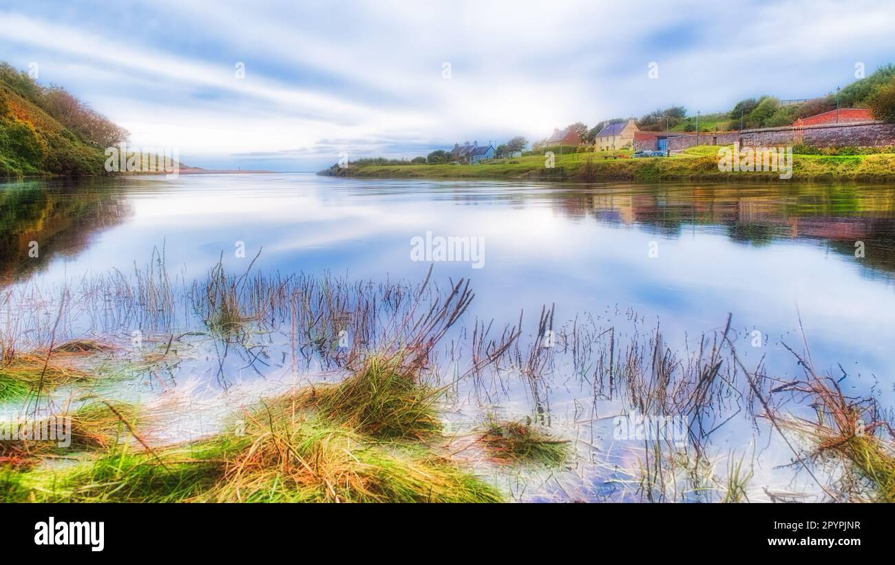 Rivière Brora à marée haute près du port Banque D'Images