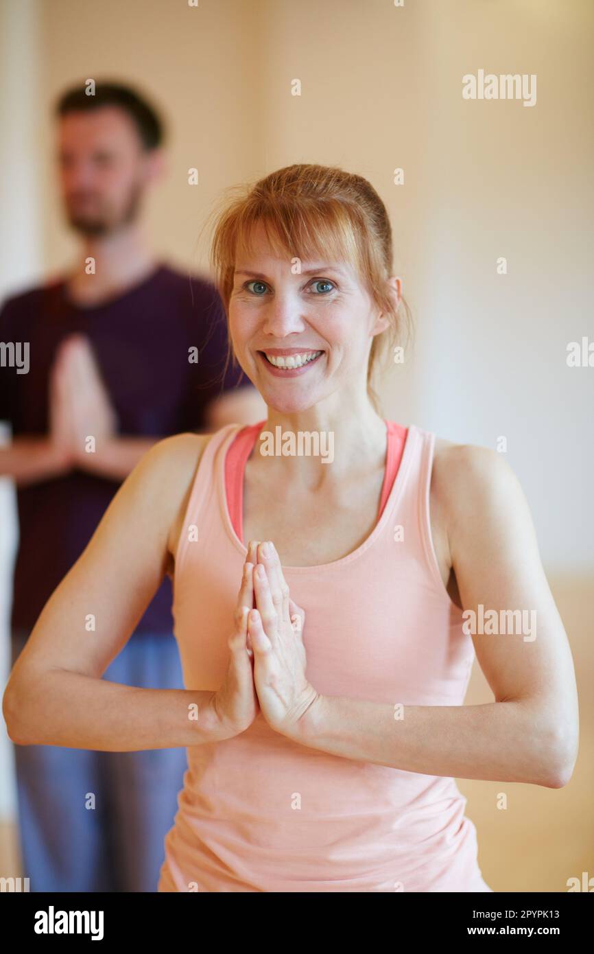 Quelle est votre position préférée. une femme qui fait un cours de yoga  Photo Stock - Alamy