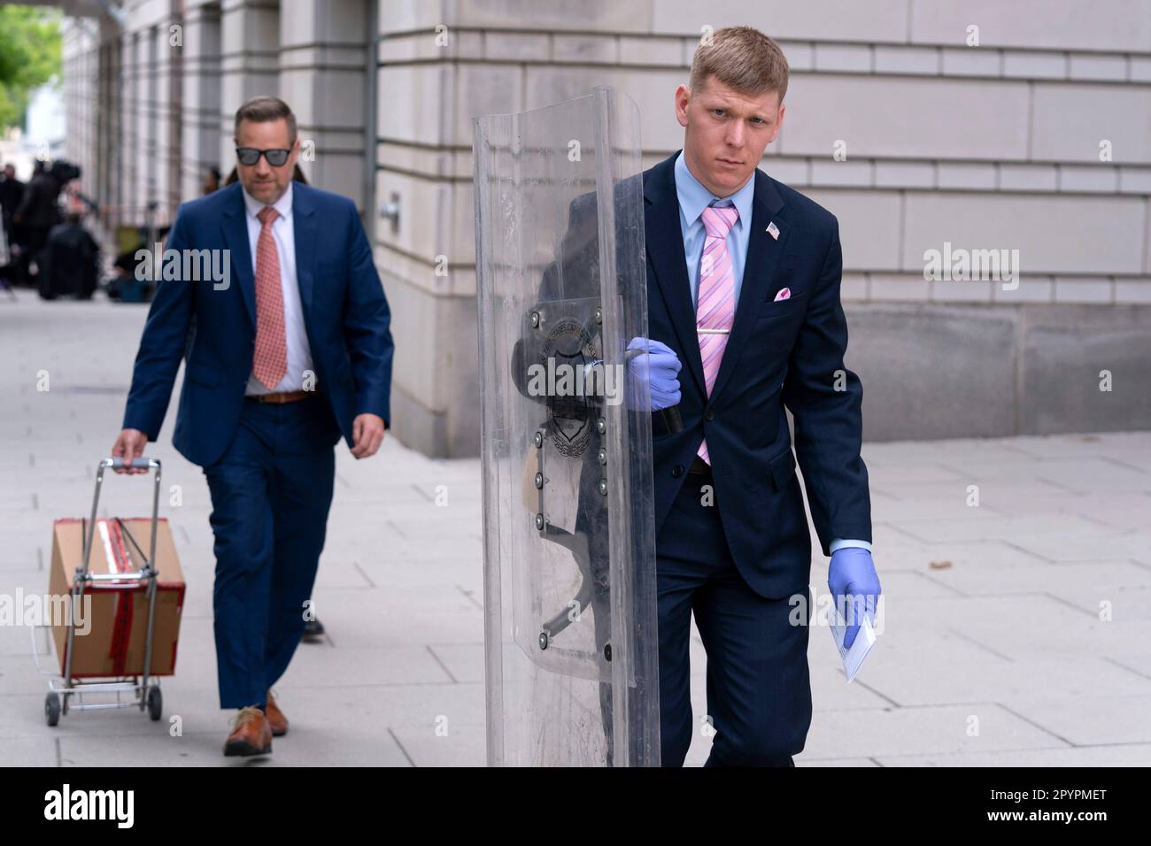 A government official carries a police shield used as evidence against Dominic Pezzola from federal court in Washington, Thursday, May 4, 2023. Jurors cleared Pezzola of the sedition charge, though he was convicted of other serious felonies. The judge excused the jury without delivering a verdict on some counts — including another conspiracy charge for Pezzola — after jurors failed to reach a unanimous decision. (AP Photo/Jose Luis Magana) Banque D'Images
