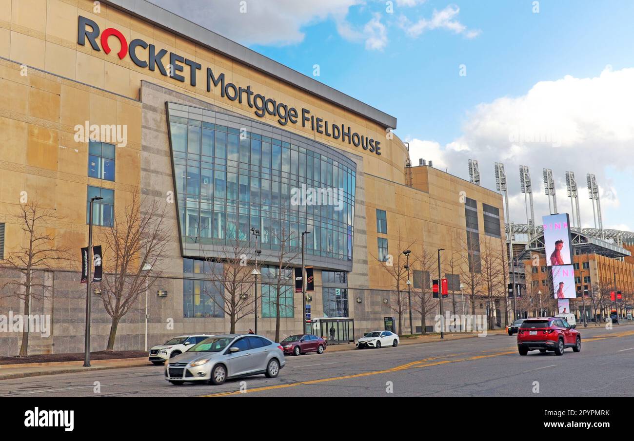 Rocket Mortgage Fieldhouse et progressive Field, deux des installations sportives polyvalentes du Gateway District à Cleveland, Ohio, États-Unis. Banque D'Images