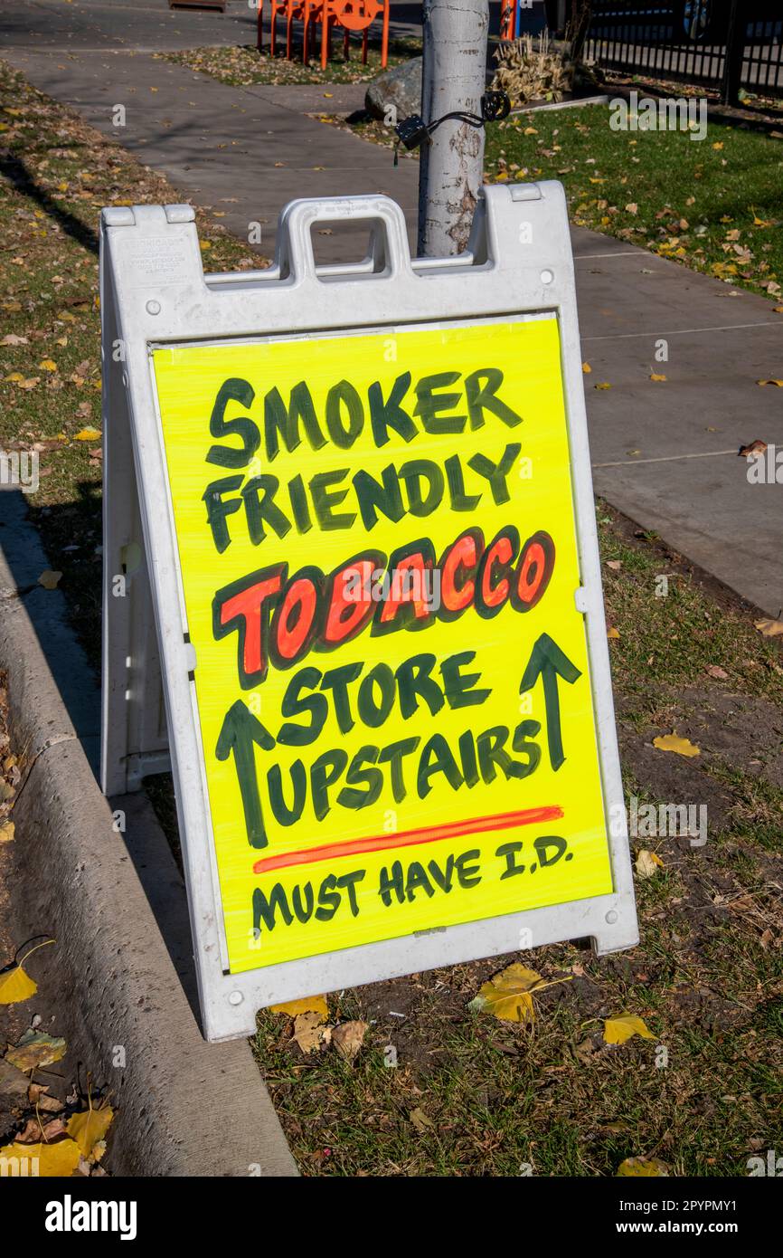Minneapolis, Minnesota. Affiche fumeur pour les magasins de tabac à l'extérieur du magasin. Banque D'Images