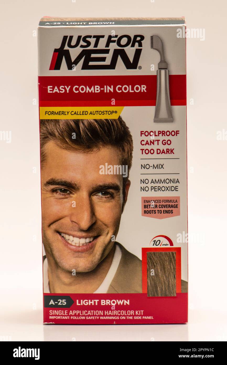Une boîte de couleur de cheveux Just for Men sur fond blanc. Banque D'Images