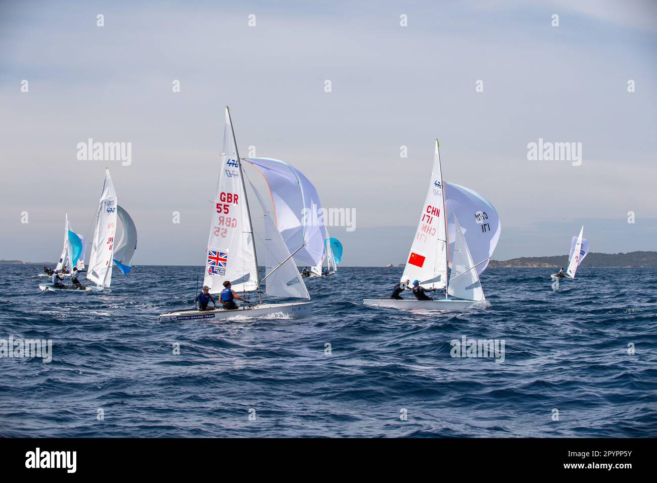 Hyères, France. 27th avril 2023. L'équipe britannique (Martin Wrigley et Bettine Harris) est en compétition avec l'équipe chinoise (Ming xu et Yahan Tu) dans la catégorie 470 au cours du jour 4 de la semaine olympique française 2023. La semaine olympique française 2023 aura lieu à Hyères-les-Palmiers du 23 au 30 avril 2023 et réunira les meilleurs spécialistes du monde dans les courses de voile pour les futurs Jeux Olympiques de Paris 2024. (Photo de Laurent Coust/SOPA Images/Sipa USA) crédit: SIPA USA/Alay Live News Banque D'Images
