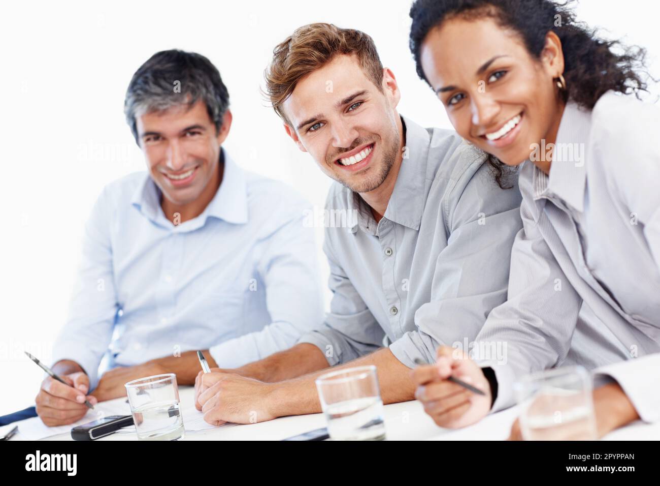 Des collaborateurs d'affaires surchargés. Portrait de trois hommes d'affaires à l'apparence positive assis dans un bureau. Banque D'Images