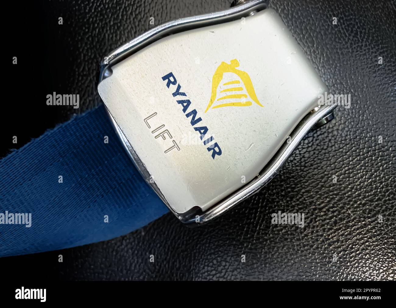 Dublin, IR Jan 2023 : détail de la boucle de la ceinture de sécurité avec logo Ryanair sur un siège vide. Ryanair est une compagnie aérienne irlandaise à bas prix. Modification d'illustration Banque D'Images