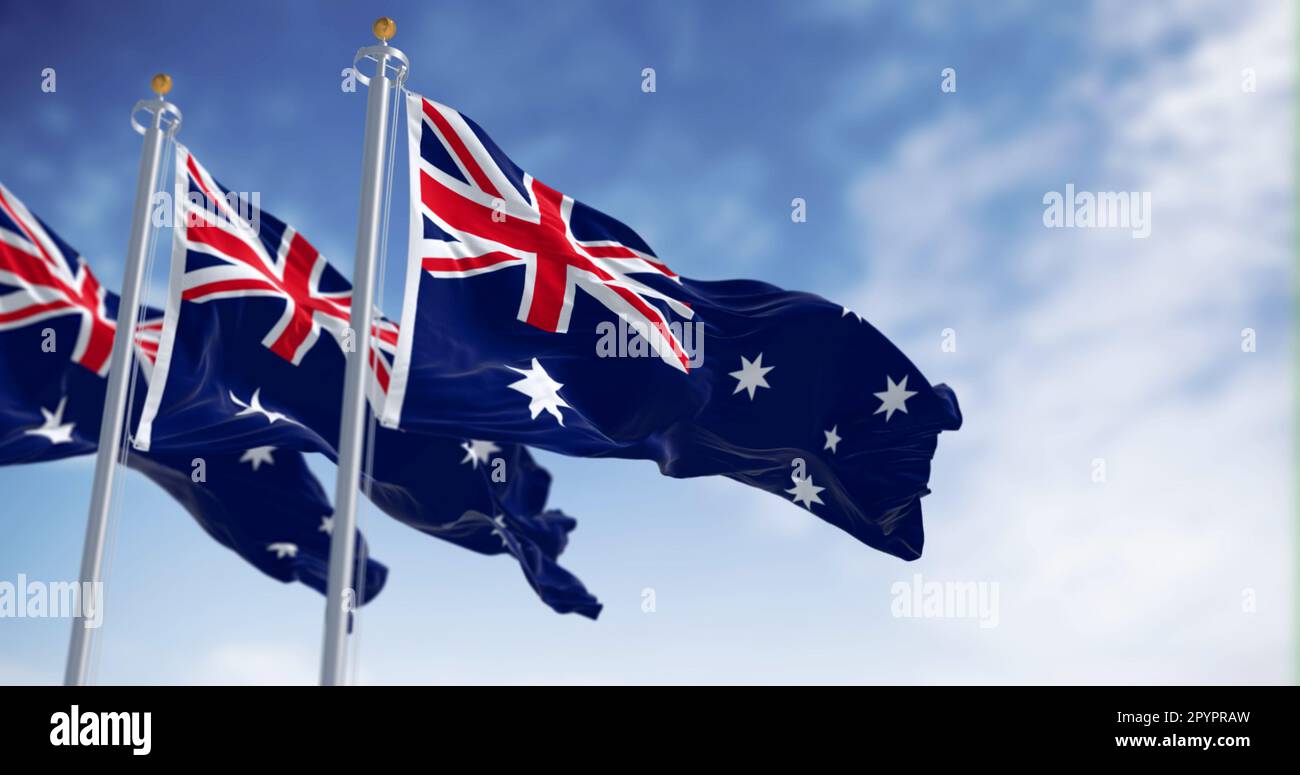 Trois drapeaux nationaux australiens agitant dans le vent par temps clair. Drapeau bleu avec Union Jack, étoile blanche à 5 pointes symbolisant la Croix du Sud. Ondulé Banque D'Images