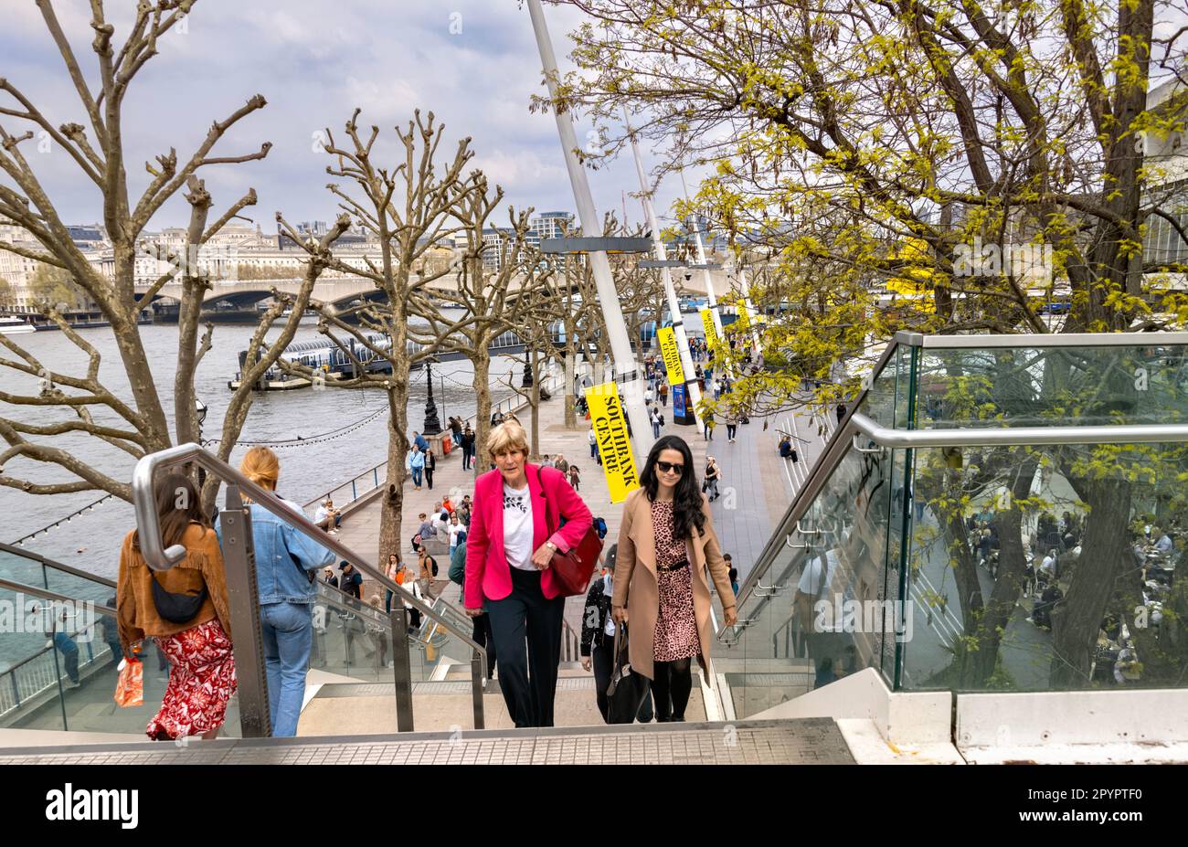 30th avril 2023 personnes marchant le long de Southbank, Londres UK une semaine avant le couronnement du roi Charles III Banque D'Images