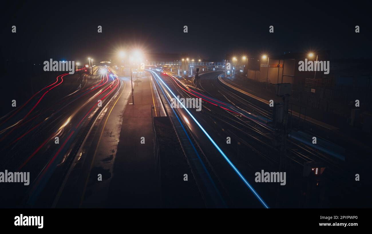 Trains quittant la gare de Perth la nuit dans le f Banque D'Images