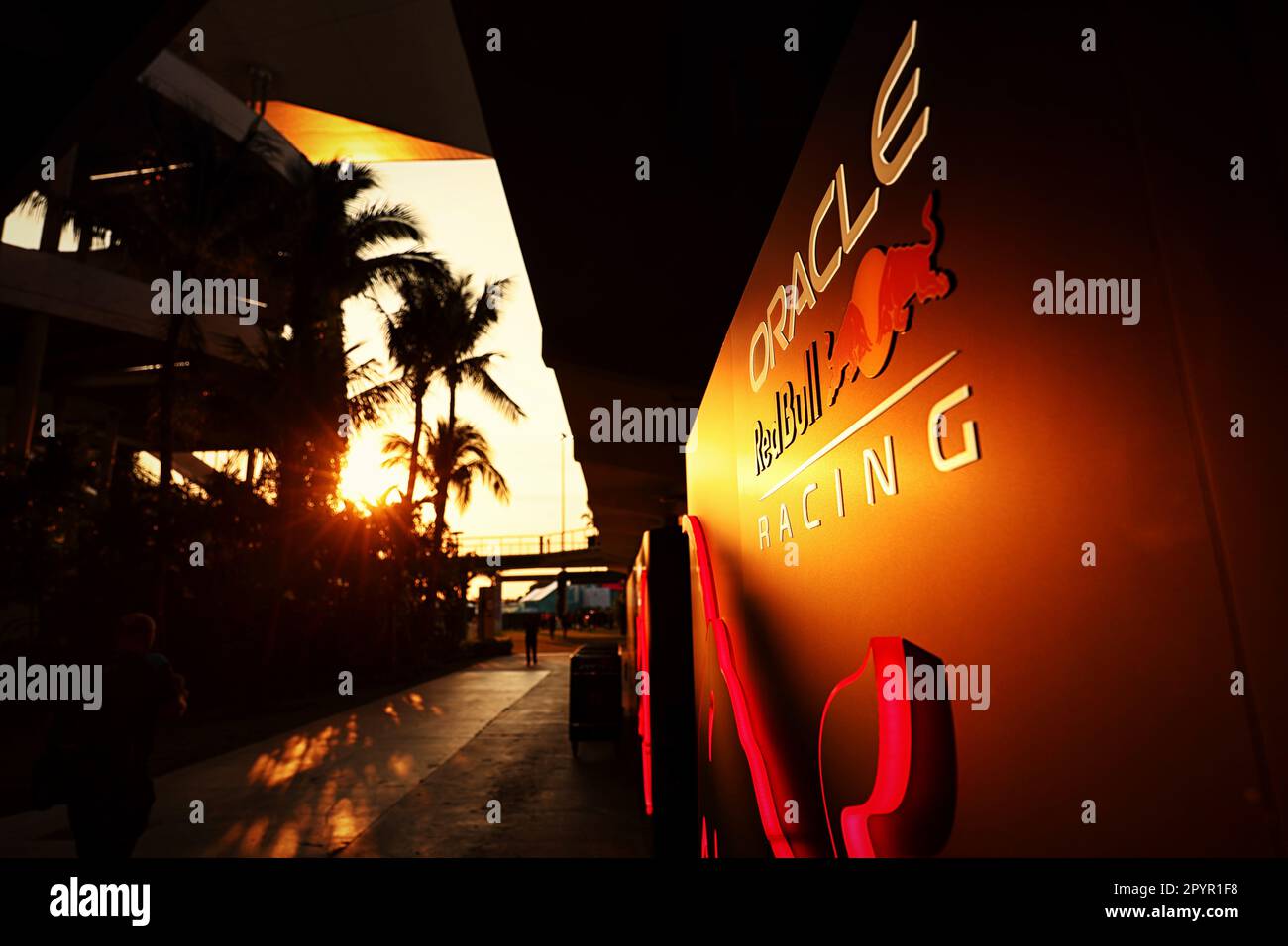 Circuit Atmosphere - logo Red Bull Racing au coucher du soleil. Crédit : James Moy/Alay Live News Banque D'Images