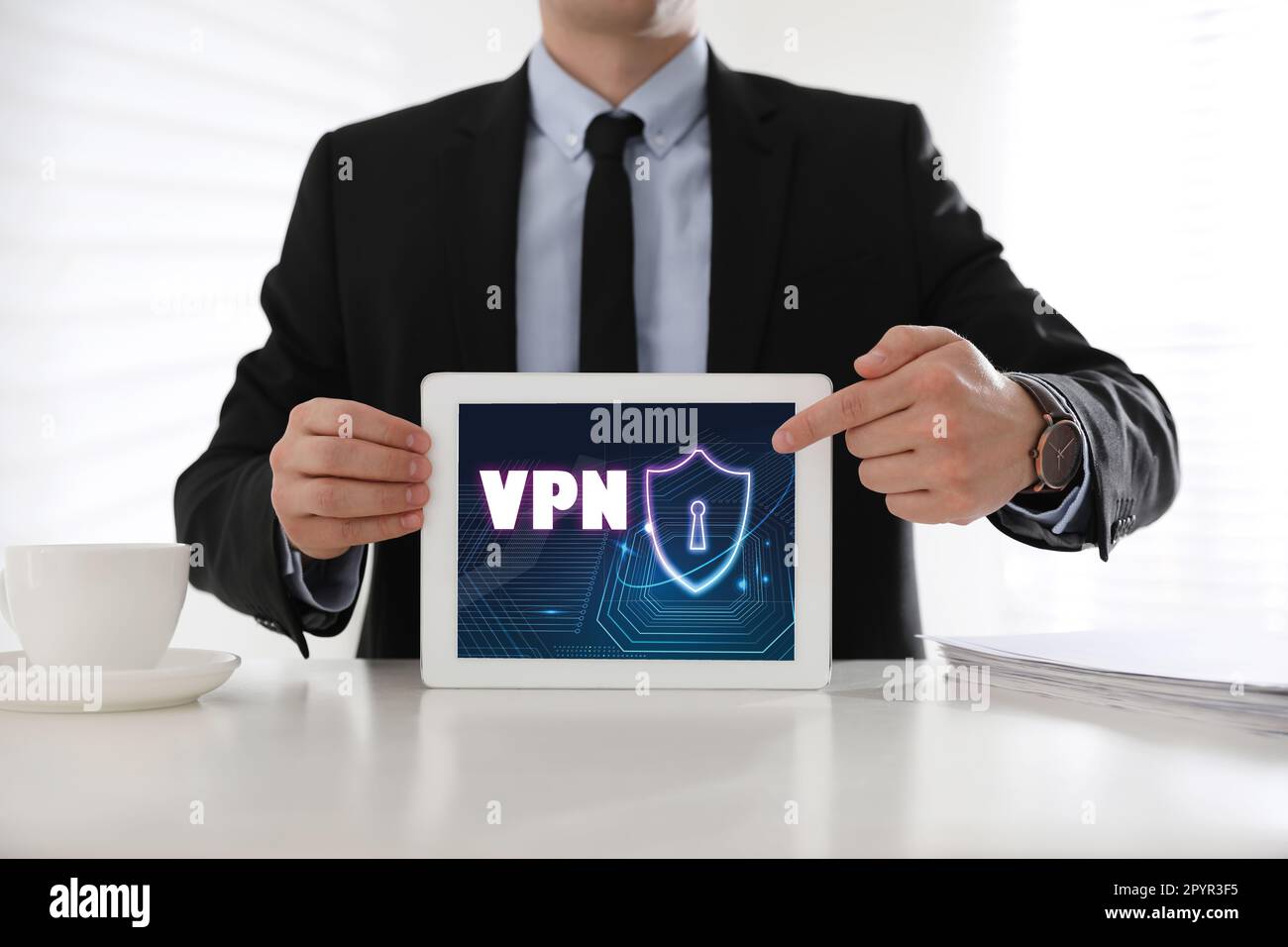 Homme tenant une tablette moderne avec VPN activé en intérieur, gros plan  Photo Stock - Alamy