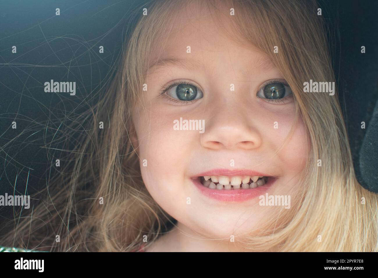 Portrait d'un enfant blond caucasien mignon avec les yeux bleus. Enfant aux yeux bleus. Gros plan sur le visage d'un enfant dans un chapeau Banque D'Images