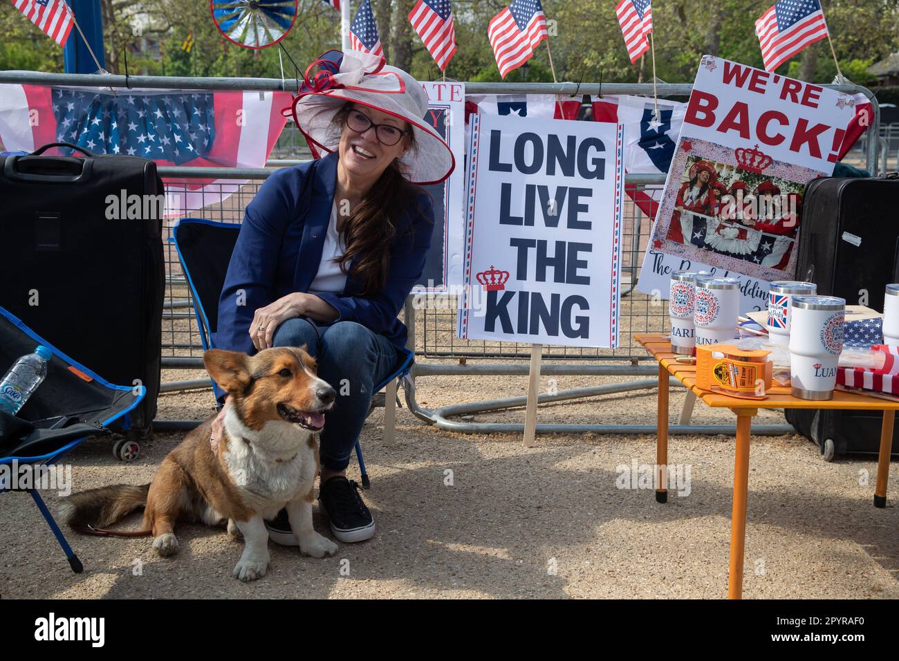 Londres, Royaume-Uni. 4th mai 2023. Les fans royaux campent sur le Mall devant le Coronation, le Coronation du Roi Charles III et la Consort Reine aura lieu sur 6 mai 2023. Crédit : Lucy North/Alamy Live News Banque D'Images