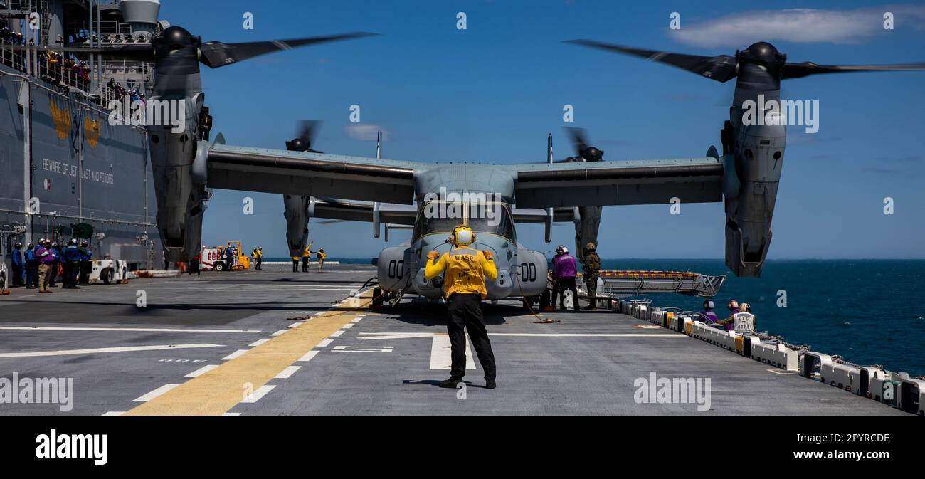 230501-N-XO158-1117 OCÉAN ATLANTIQUE (1 mai 2023) compagnon de bateau (manutention) l’aviateur Santiago Jaramillo dirige un MV-22B Osprey, affecté aux « aigles d’or » de l’escadron marin de Tiltrotor moyen (VMM) 162, pendant les opérations de vol sur le pont de vol du navire d’assaut amphibie USS Wasp (LHD 1), 1 mai 2023. Wasp procède actuellement à des inspections et à des évaluations de la phase de base. (É.-U. Photo de la marine par le spécialiste des communications de masse 2nd classe Sydney Milligan) Banque D'Images